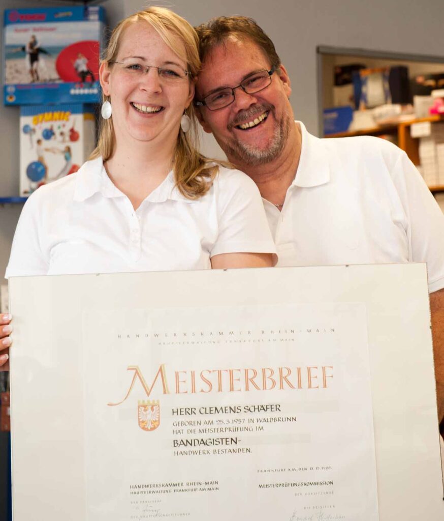 Katharina Distler und Clemens Schäfer im Sanitaetshaus Schaefer in Usingen